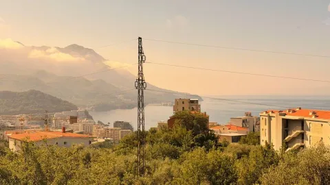 Pogled na more i okolno naselje sa terase ili dvorišta. - image 2