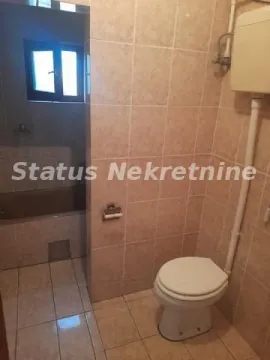 Kupatilo obloženo keramičkim pločicama sa toaletom i kadom. - image 26