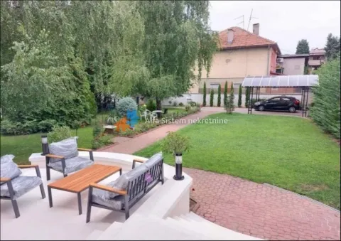 Uređeno dvorište sa terasom, travnjakom i parkingom. - image 12