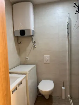 Manje kupatilo sa tuš kabinom, WC šoljom, umivaonikom, mašinom za veš i bojlerom. - image 3
