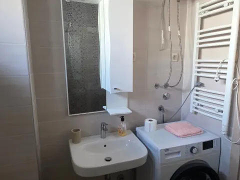 Izdavanje, četvorosoban stan, 74m², Blok 9, Podgorica - image 10