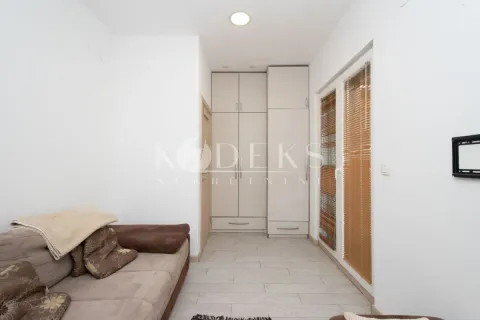 Dnevni boravak sa sjedećom garniturom, ugradnim ormarom i balkonskim vratima. - image 15