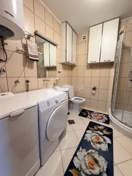 Potpuno opremljeno kupatilo sa tuš kabinom i veš mašinom. - image 15