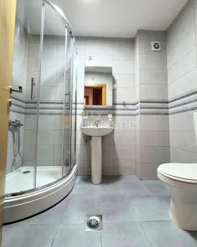 Kupatilo opremljeno tuš kabinom, umivaonikom i sanitarijama. - image 4