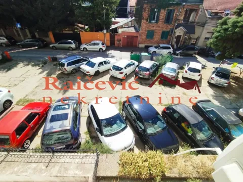 Pogled sa terase na parking i okolne zgrade. - image 11