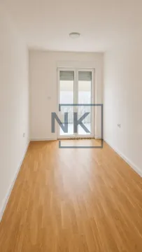 Prazna svijetla soba sa drvenim podom i balkonskim vratima. - image 4