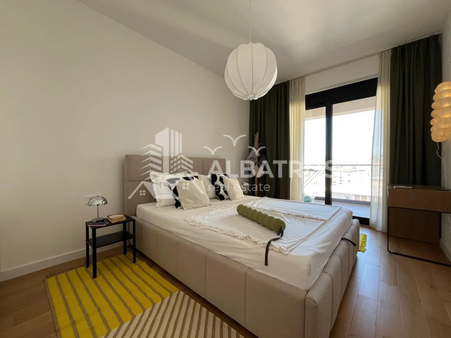 Izdavanje, jednosoban stan, 63m², Centar, Bar