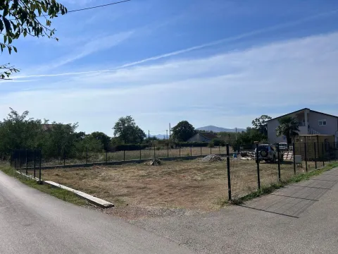 Pogled na ograđeni građevinski plac pored puta. - image 2