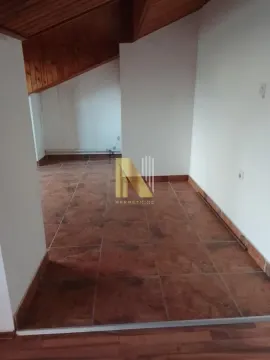 Prazna nenameštena prostorija sa keramičkim pločicama na podu i drvenom oblogom na plafonu. - image 3