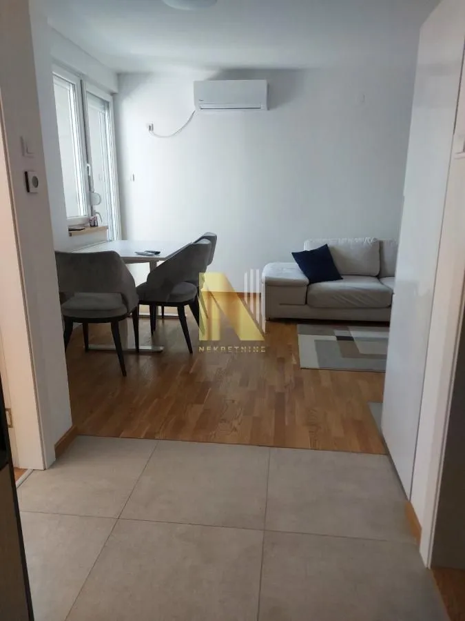 Dnevni boravak sa trpezarijom i parketom na podu.