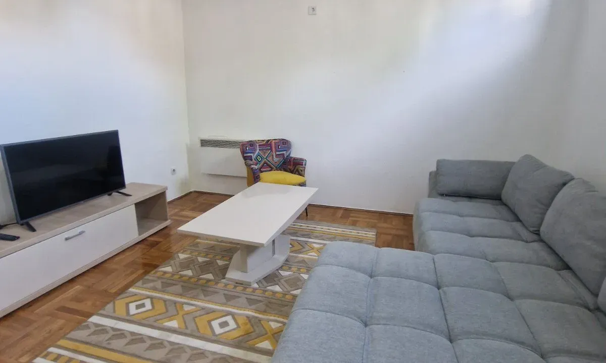 Izdavanje, jednosoban stan, 40m², Blok 9, Podgorica