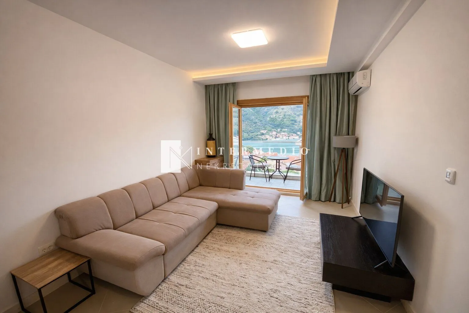 Prodaja, dvosoban stan, 62m², Dobrota, Kotor