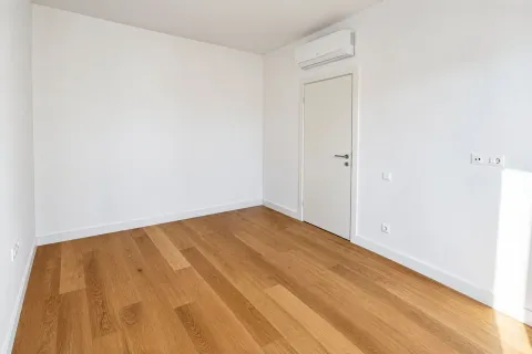 Prazna svijetla soba sa drvenim podom, bijelim zidovima i klima uređajem. - image 7