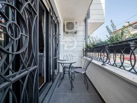 Namješten balkon sa garniturom za sedenje i ukrasnim ogradama. - image 10