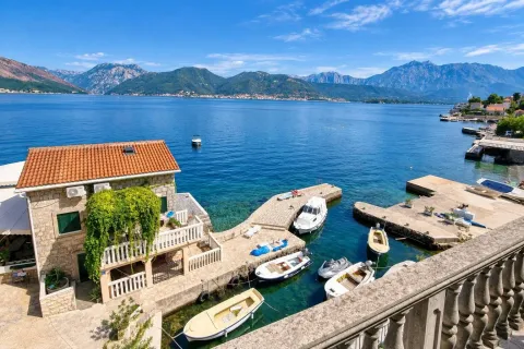 Pogled sa terase na kamenu kuću uz obalu mora i planine. - image 2