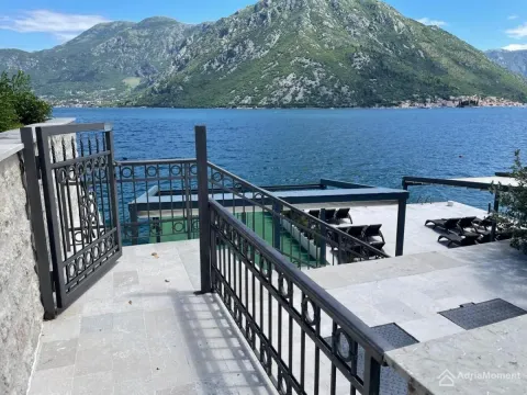 Pogled na more i okolne planine sa terase i stepeništa nekretnine. - image 9