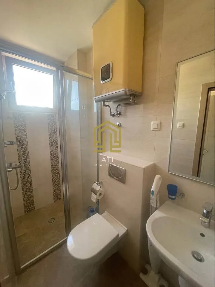 Manje kupatilo sa tuš kabinom, umivaonikom i wc šoljom.