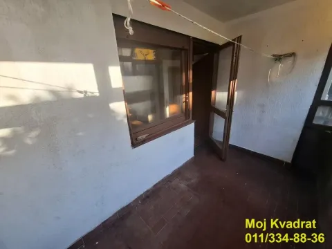 Natkriveni balkon sa popločanim podom i drvenom stolarijom. - image 10