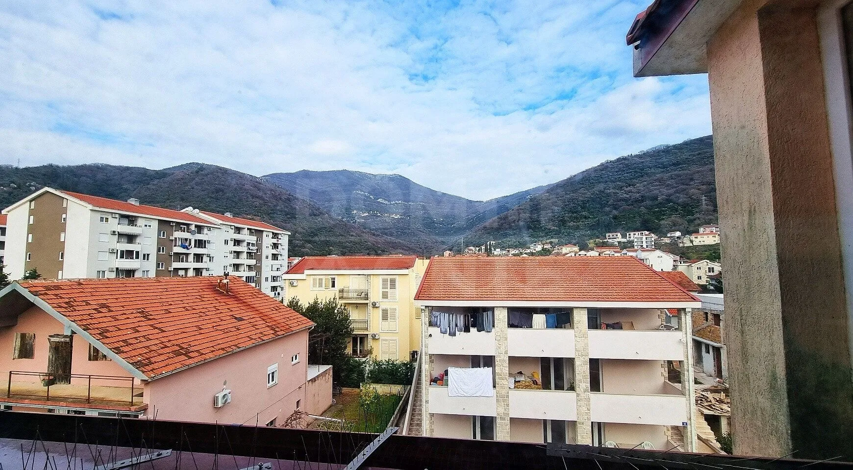 Pogled sa terase na naselje i okolne planine.