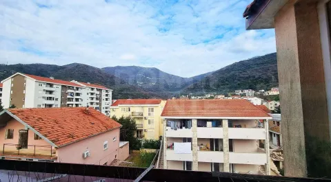 Pogled sa terase na naselje i okolne planine. - image 12