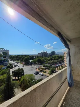 Pogled na grad i ulicu sa balkona. - image 8