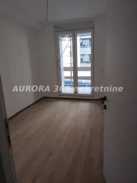 Prazna soba sa laminatom i balkonskim vratima. - image 3