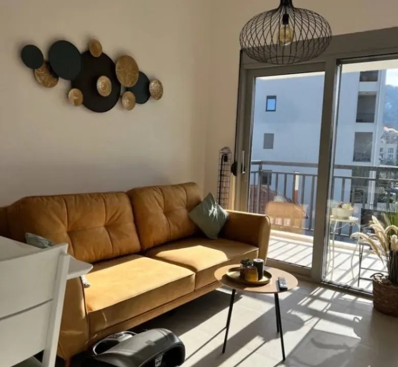 Izdavanje, jednosoban stan, 42m², Pod Kuk, Tivat