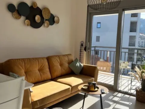 Izdavanje, jednosoban stan, 42m², Pod Kuk, Tivat