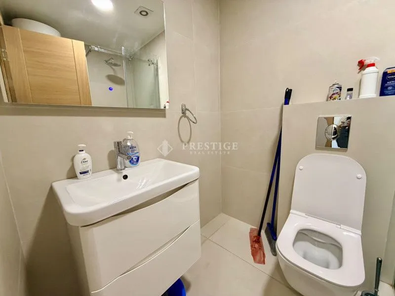 Modernly equipped bathroom with a washbasin and toilet.