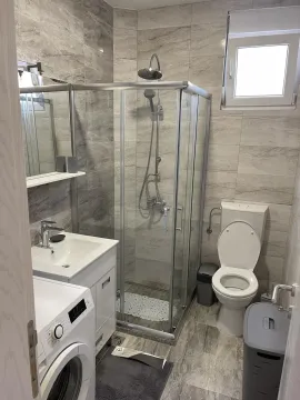 Moderno kupatilo sa tuš kabinom, lavaboom i veš mašinom. - image 6