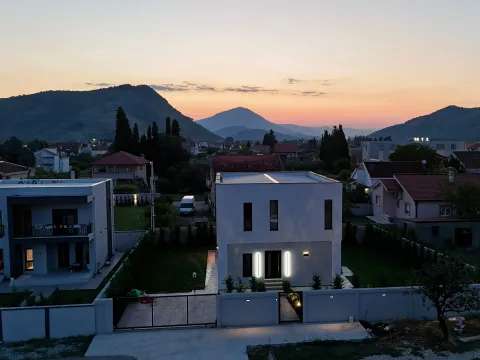 Izdavanje, kuća, 225m², Gornja Gorica, Podgorica - image 15