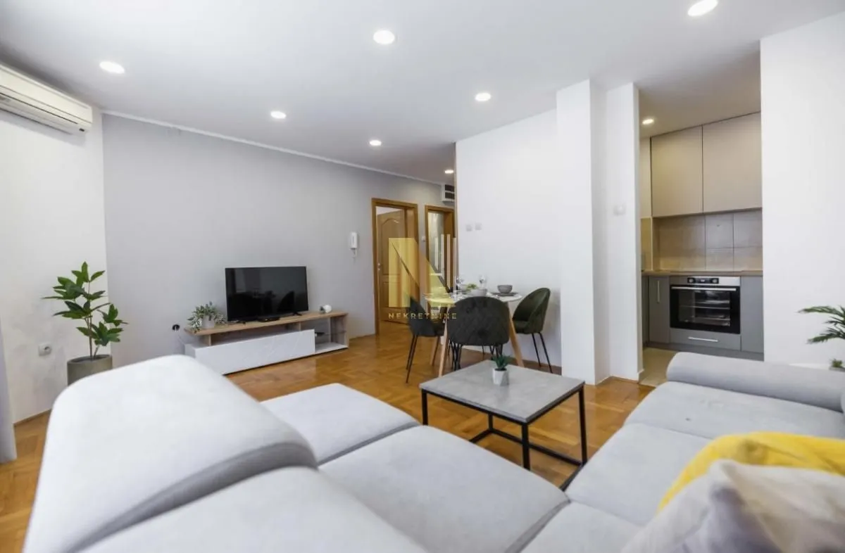 Izdavanje, dvosoban stan, 52m², Centar, Novi Sad
