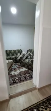 Pogled iz hodnika na dnevnu sobu sa garniturom i tepihom. - image 6
