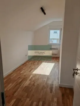Prazna soba sa drvenim podom i prozorom. - image 3