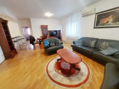 Prostrani dnevni boravak sa garniturom za sedenje i trpezarijskim delom u pozadini. - image 16