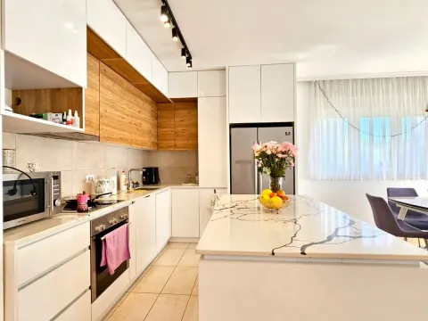 Prodaja, dvosoban stan, 95m², Stari Aerodrom, Podgorica - image 1