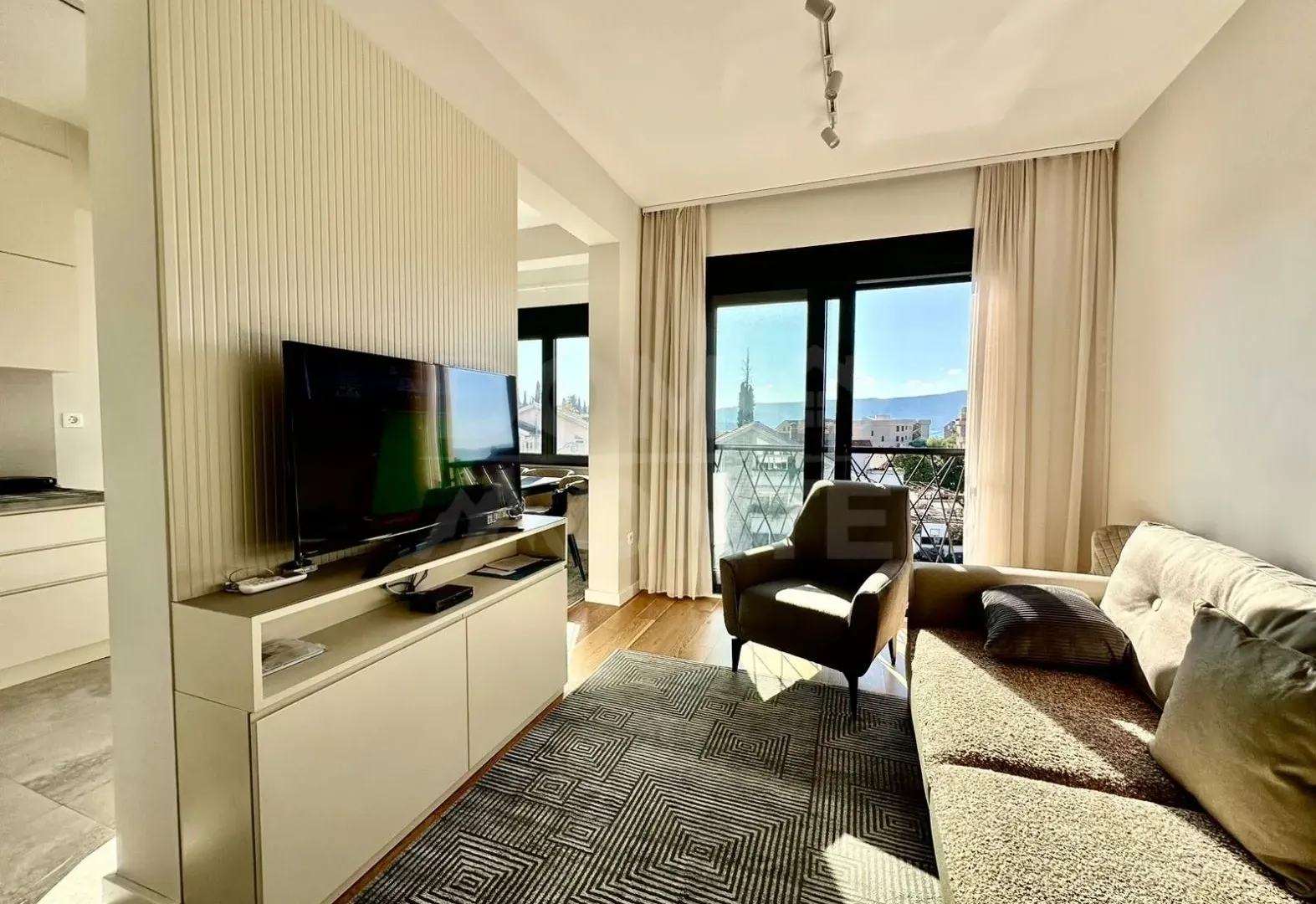 Izdavanje, dvosoban stan, 67m², Tivat, Crna Gora