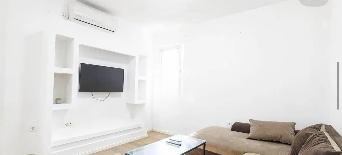 Izdavanje, dvosoban stan, 68m², Stari Aerodrom, Podgorica