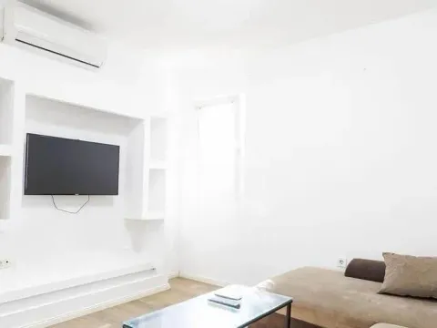 Izdavanje, dvosoban stan, 68m², Stari Aerodrom, Podgorica - image 1