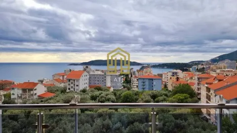 Pogled na more i grad sa terase. - image 12