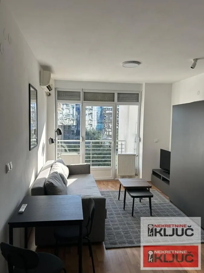 Izdavanje, garsonjera, 28m², Bulevar Oslobodjenja, Novi Sad Sve Podlokacije