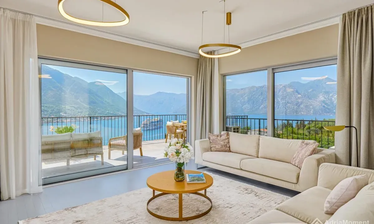 Sale, three bedroom apartment, 158m², Dobrota, Kotor