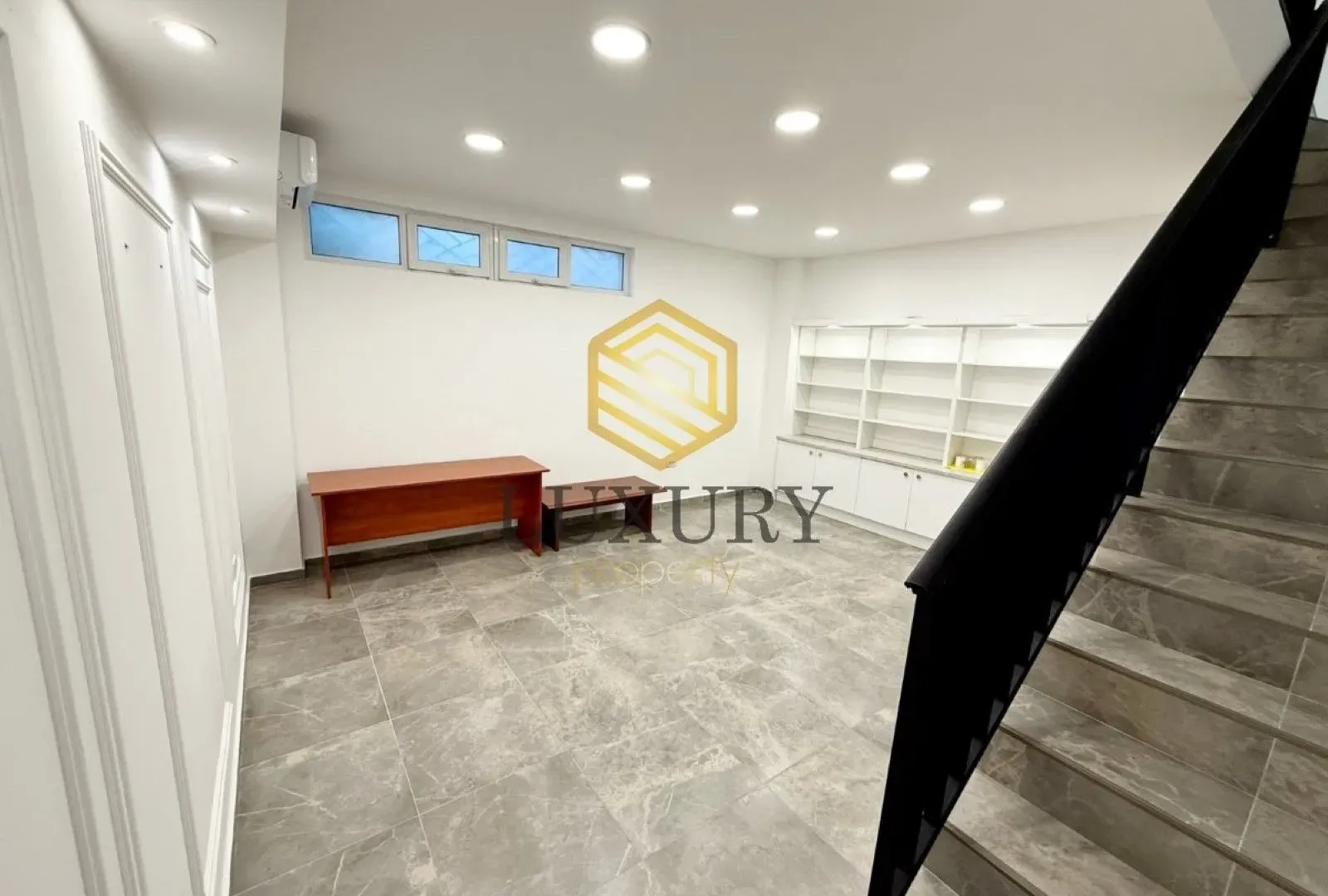 Izdavanje, poslovni prostor, 56m², Blok 9, Podgorica