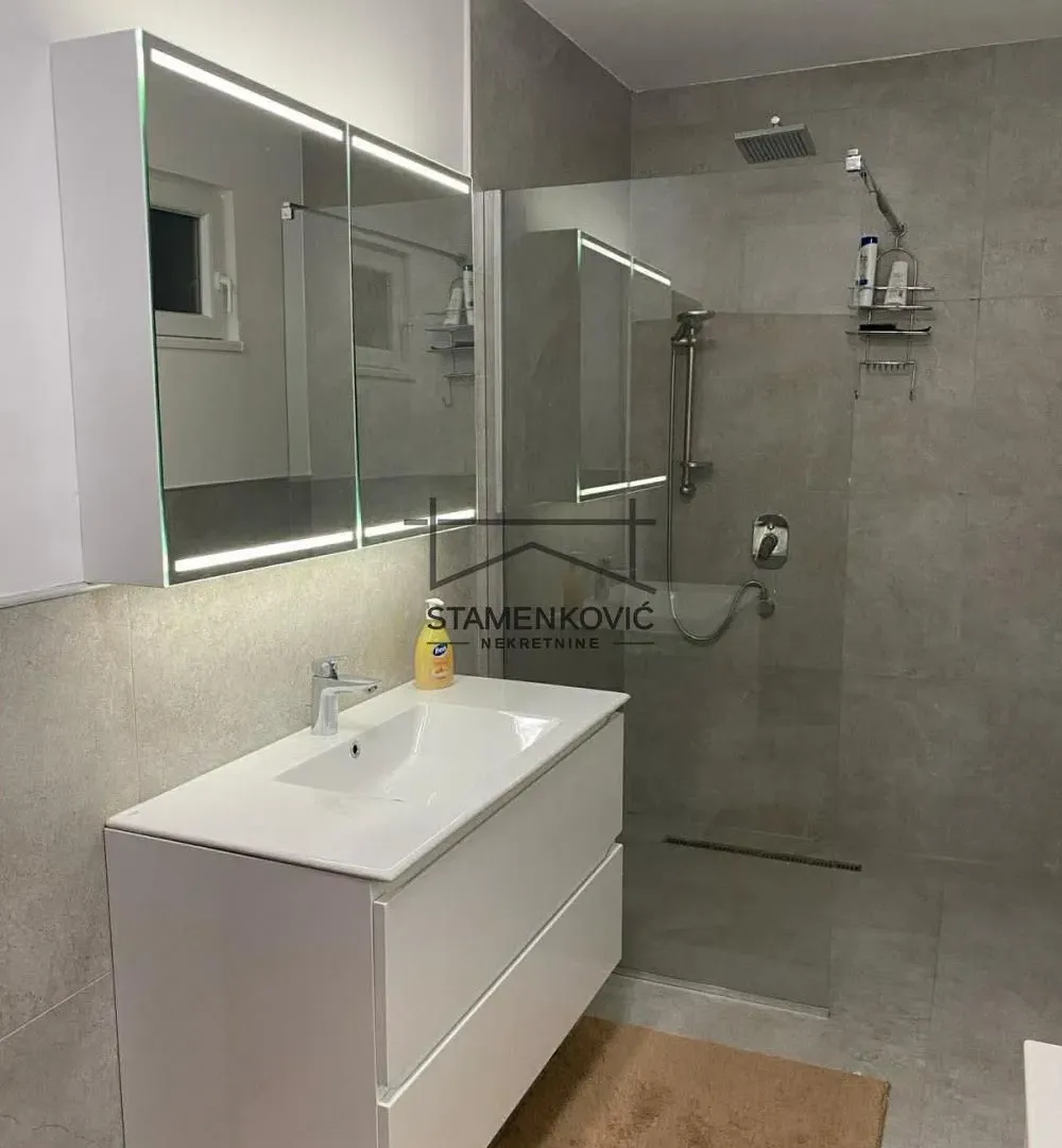 Izdavanje, kuća, 351m², Veternik, Novi Sad Sve Podlokacije