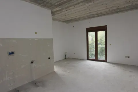 Prazna prostorija u sivoj fazi izgradnje sa balkonskim vratima. - image 12