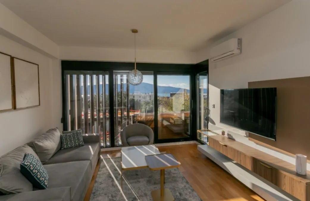 Izdavanje, jednosoban stan, 44m², Tivat, Crna Gora