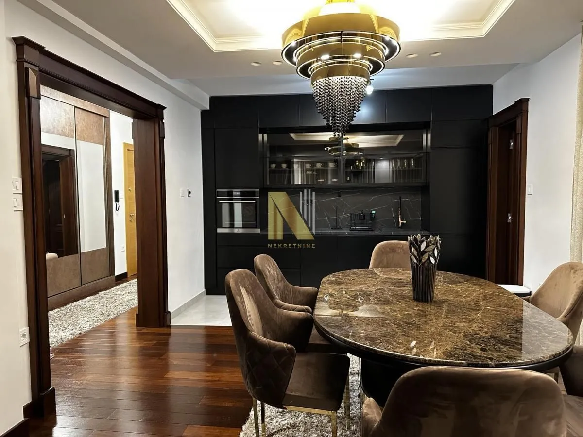 Izdavanje, četvorosoban stan, 116m², Socijalno, Novi Sad Sve Podlokacije
