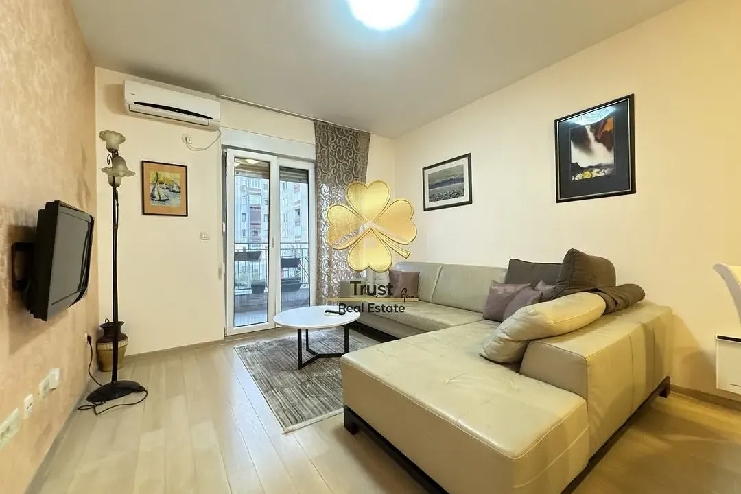 Izdavanje, dvosoban stan, 70m², Blok 6, Podgorica