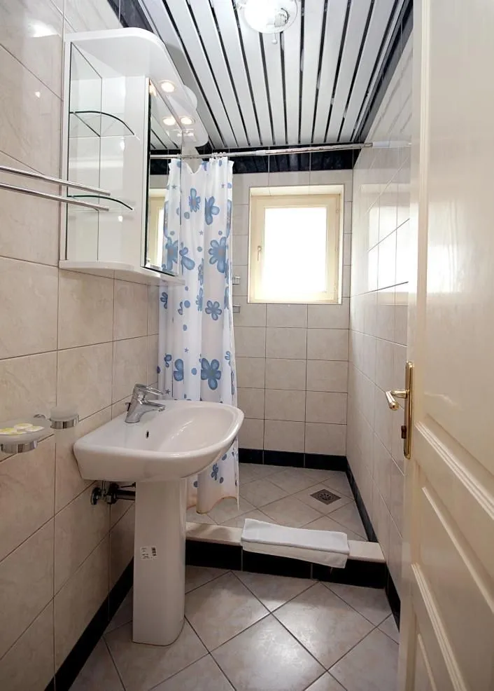 Sale, four bedroom apartment, 95m², Sveti Stefan, Budva