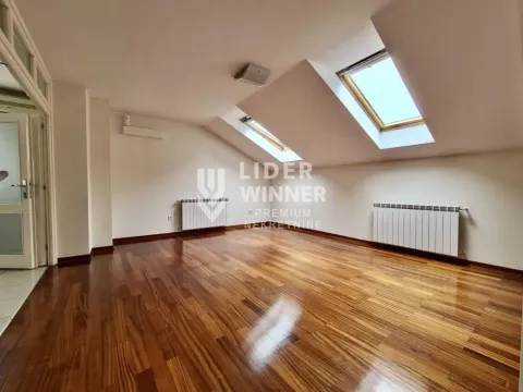 Prazna potkrovna prostorija sa drvenim podom i krovnim prozorima. - image 10